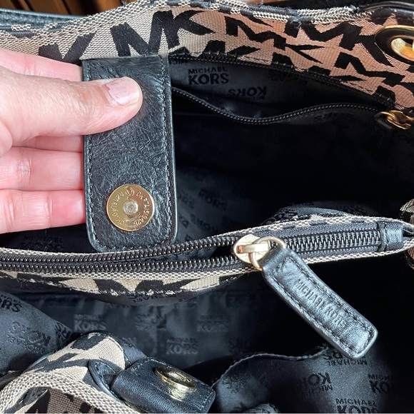 Micheal Kors Handbag - Picture 3 of 7